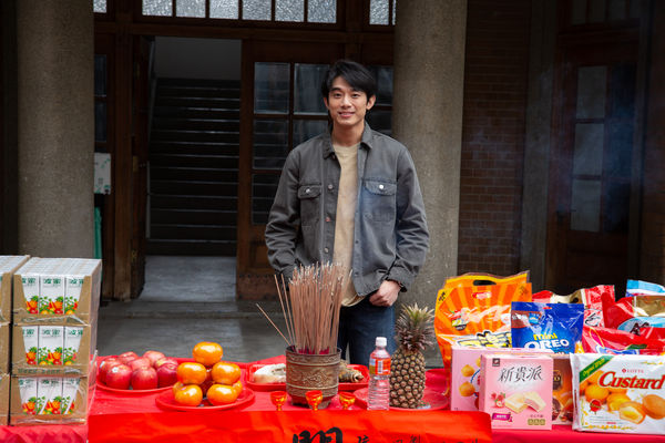 ▲顏廷儒（左起）、安俊朋、初孟軒、邵雨薇、陳昱廷、李雪、賴雅妍、亮哲出席電影《啵me之我的青春住了鬼》開鏡。（圖／風暴國際股份有限公司提供）