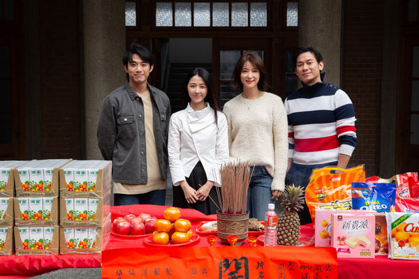 ▲顏廷儒（左起）、安俊朋、初孟軒、邵雨薇、陳昱廷、李雪、賴雅妍、亮哲出席電影《啵me之我的青春住了鬼》開鏡。（圖／風暴國際股份有限公司提供）