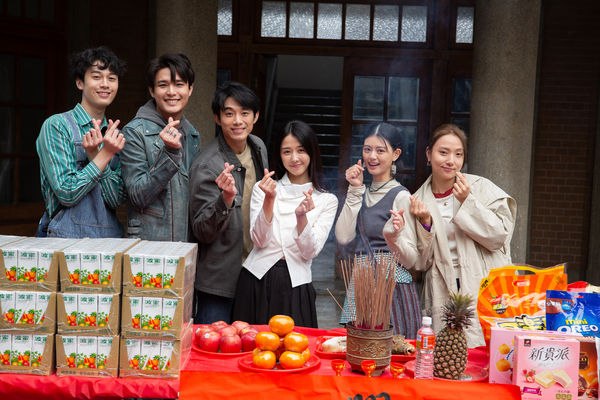 ▲顏廷儒（左起）、安俊朋、初孟軒、邵雨薇、陳昱廷、李雪、賴雅妍、亮哲出席電影《啵me之我的青春住了鬼》開鏡。（圖／風暴國際股份有限公司提供）