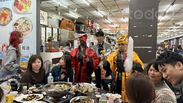 ▲為求抽中大獎，醫美診所員工抱著自己的寵物犬來增添好運             。（圖／記者吳奕靖攝）