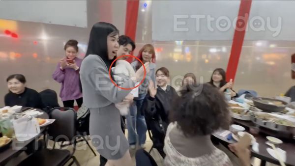 ▲為求抽中大獎，醫美診所員工抱著自己的寵物犬來增添好運             。（圖／記者吳奕靖攝）