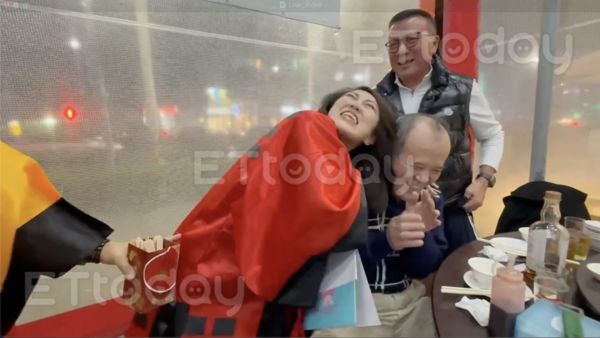 ▲為求抽中大獎，醫美診所員工抱著自己的寵物犬來增添好運             。（圖／記者吳奕靖攝）