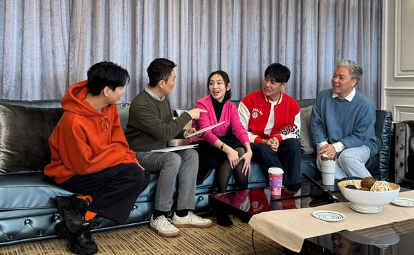 ▲《好運來》演員（左起）小鹿、王人瑞、賴芊合、劉至翰、阿甘一起看紫微，幫自己找好運。（圖／民視提供）