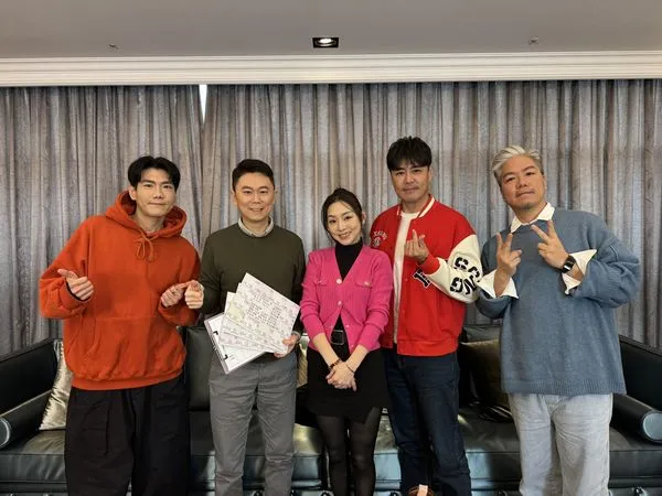 ▲《好運來》演員（左起）小鹿、王人瑞、賴芊合、劉至翰、阿甘一起看紫微，幫自己找好運。（圖／民視提供）