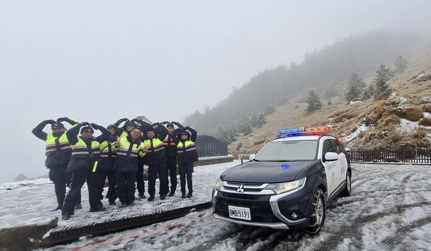 ▲員警在雪地中合照。（圖／翻攝臉書「中橫路況交通資訊站」）