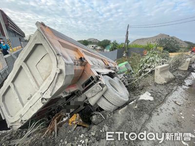毒駕超速開砂石車！無照司機摔堤防翻車亡　家屬討職災理賠吞敗