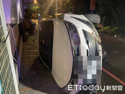 深夜外出吃宵夜！他載人「自撞土堆翻車」…爬出脫困後棄車落跑