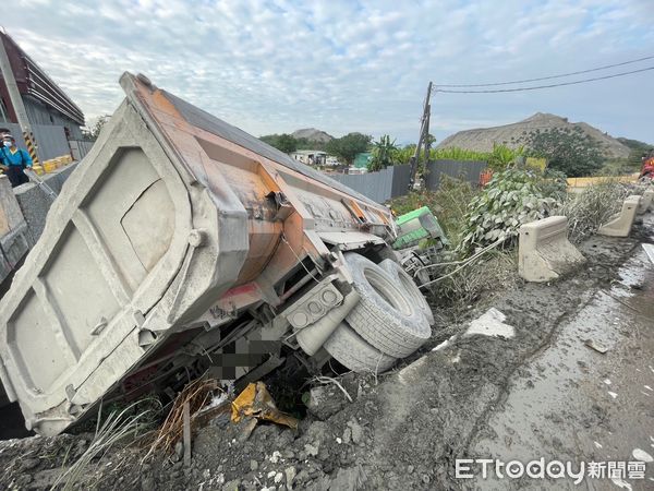 ▲▼曳引車翻車，駕駛死亡。（圖／民眾提供）