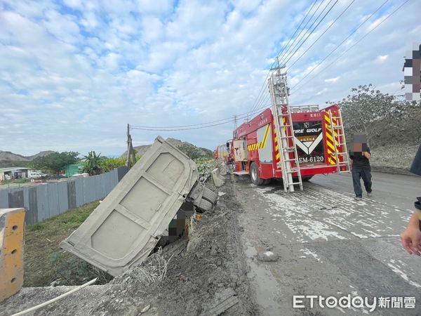 ▲▼曳引車翻車，駕駛死亡。（圖／民眾提供）