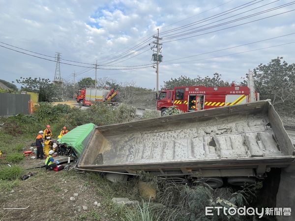 ▲▼曳引車翻車，駕駛死亡。（圖／民眾提供）