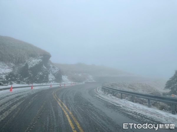 ▲▼受大陸冷氣團影響，合歡山路段入夜恐結冰，翠峰至大禹嶺 18時起預警性封閉，只出不進。（圖／公路局提供，下同）