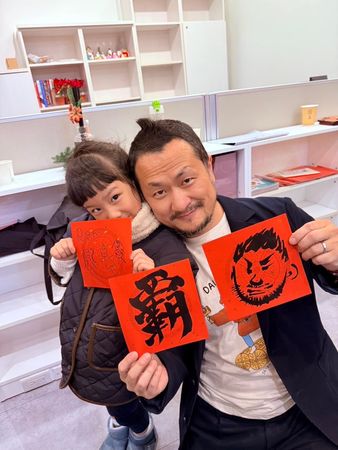 ▲九把刀成立新公司，並拿到人生中第一張名片。（圖／翻攝自Facebook／九把刀）