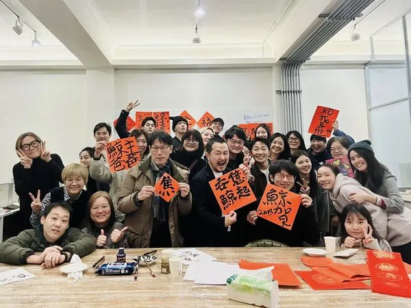 ▲九把刀成立新公司，並拿到人生中第一張名片。（圖／翻攝自Facebook／九把刀）