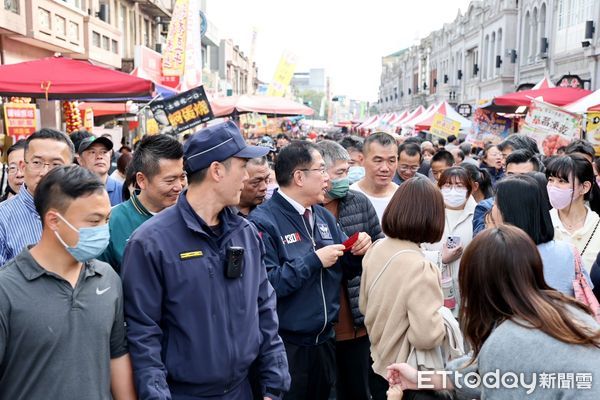 ▲「台南新化年貨大街」熱鬧登場，市長黃偉哲化身為女子音樂組合「紫月光」的嚮導，帶團員一起逛新化年貨大街，黃偉哲現場發送1元福袋給現場民眾，同時拜早年。（圖／記者林東良翻攝，下同）