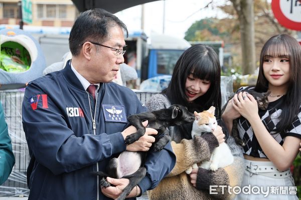 ▲「台南新化年貨大街」熱鬧登場，市長黃偉哲化身為女子音樂組合「紫月光」的嚮導，帶團員一起逛新化年貨大街，黃偉哲現場發送1元福袋給現場民眾，同時拜早年。（圖／記者林東良翻攝，下同）