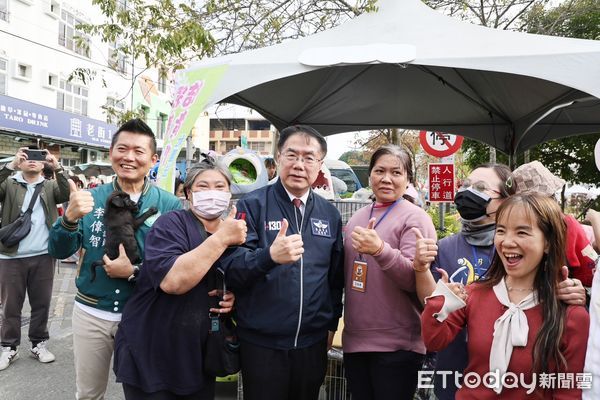 ▲「台南新化年貨大街」熱鬧登場，市長黃偉哲化身為女子音樂組合「紫月光」的嚮導，帶團員一起逛新化年貨大街，黃偉哲現場發送1元福袋給現場民眾，同時拜早年。（圖／記者林東良翻攝，下同）