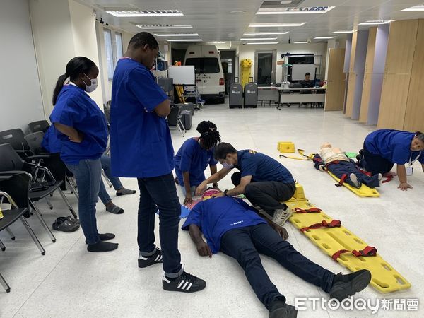 ▲▼ 緊急救護學院現場模擬傷患救援。（圖／記者黃彥傑翻攝）