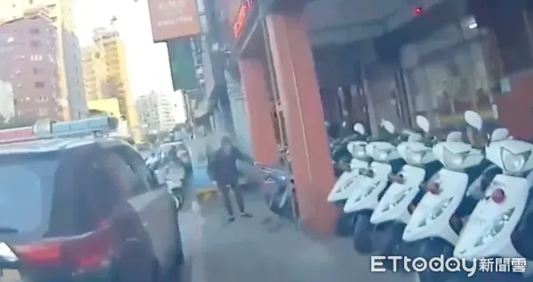 ▲▼ 老翁站在騎樓等待幫助。（圖／記者黃彥傑翻攝）