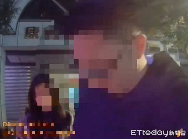 ▲▼ 警方到場協調男子湊錢付車資。（圖／記者黃彥傑攝）