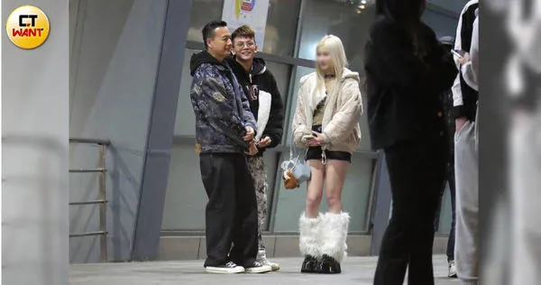 孫生帶著一位金髮女伴現身小巨蛋，巧遇演藝圈前輩小鐘。（圖／本刊攝影組）