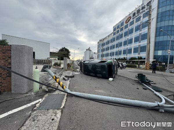 ▲苗栗縣頭份市中華路直線車道，昨下午發生箱型車自撞號誌桿、駕駛傷重不治事故。（圖／記者楊永盛翻攝）