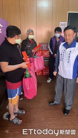 ▲南投縣政府於春節前夕關懷遊民。（圖／南投縣政府提供，下同）