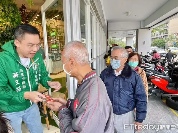 ▲▼民進黨高雄市黨部主委黃文益於19日在黨部門口親自發送總統賴清德及陳其邁市長一元福袋，黨部湧入排隊的民眾。（圖／記者吳世龍翻攝）