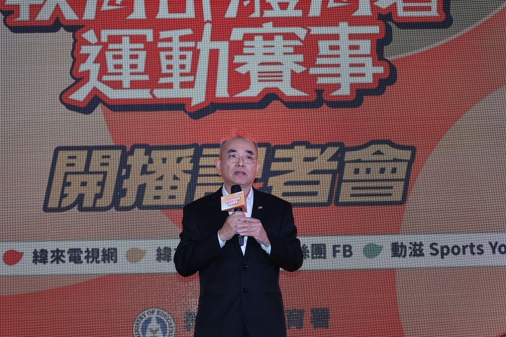 ▲體育署舉行基層運動賽事開播記者會，邀請世界12強賽國手岳東華選手(左3)、U12國手周震泉(左1)及簡舶丞(左2)參加；體育署主任秘書呂忠仁。（圖／體育署提供）