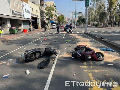 高雄驚悚車禍！女騎士路邊起步遭高速撞飛　機車解體坐墊噴出