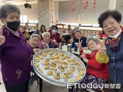 嘉基長青園揉麵團做饅頭　與長者分享溫暖新年味