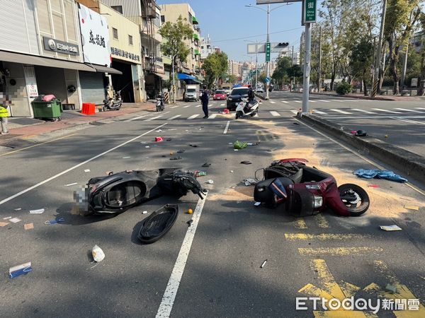 ▲▼高雄驚悚車禍！女騎士路邊起步遭高速撞飛　機車解體坐墊噴出 。（圖／記者賴文萱翻攝）