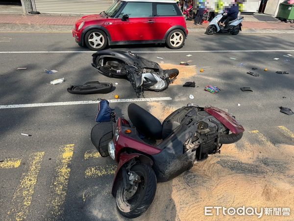 ▲▼高雄驚悚車禍！女騎士路邊起步遭高速撞飛　機車解體坐墊噴出 。（圖／記者賴文萱翻攝）