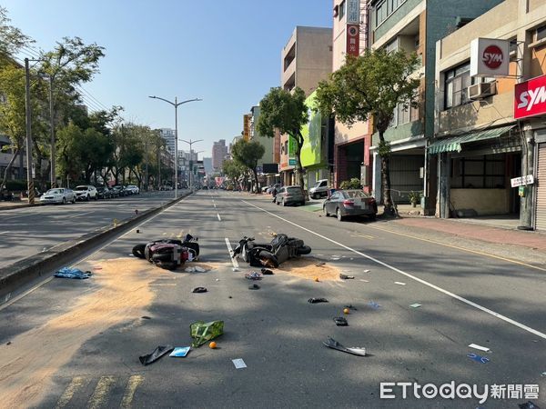 ▲▼高雄驚悚車禍！女騎士路邊起步遭高速撞飛　機車解體坐墊噴出 。（圖／記者賴文萱翻攝）