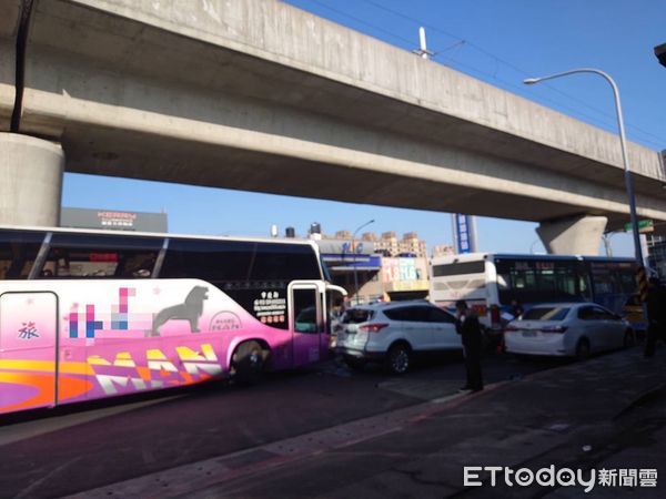 ▲▼遊覽車追撞前方等紅燈4部車，造成前擋玻璃破裂             。（圖／記者陳以昇翻攝）
