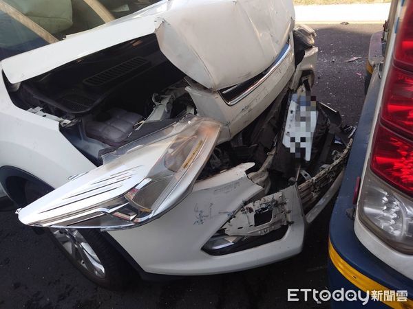 ▲▼遊覽車追撞前方等紅燈4部車，造成前擋玻璃破裂             。（圖／記者陳以昇翻攝）