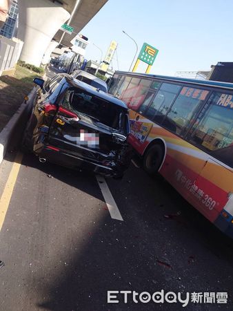 ▲▼遊覽車追撞前方等紅燈4部車，造成前擋玻璃破裂             。（圖／記者陳以昇翻攝）