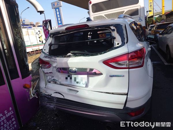 ▲▼遊覽車追撞前方等紅燈4部車，造成前擋玻璃破裂             。（圖／記者陳以昇翻攝）