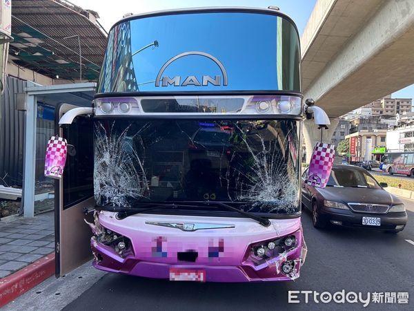 ▲▼遊覽車追撞前方等紅燈4部車，造成前擋玻璃破裂             。（圖／記者陳以昇翻攝）