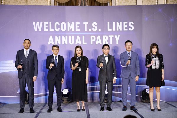 ▲左起德翔海運副總經理陳劭翔、資深副總經理黃仁傑、德翔船務董事長莊壯麗、德翔海運董事長陳德勝、總經理涂鴻麟、副總經歷陳依琦向來賓與員工祝酒。（圖／德翔提供）