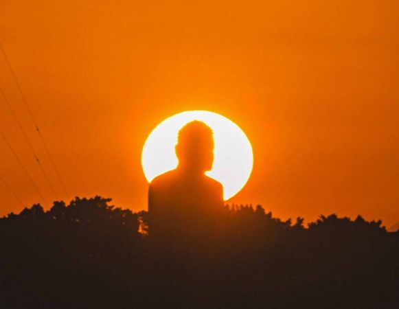 ▲攝影師潘松岳拍到「八卦山大佛懸日」的縮時攝影，網友直呼美炸。（圖／潘松岳提供）