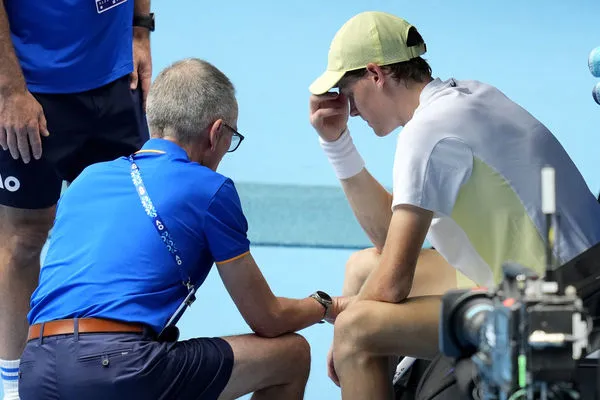 ▲▼球王辛納澳網第4輪身體不適，臉色慘白、右手發抖，辛苦晉級8強。（圖／達志影像／美聯社）