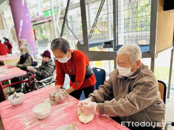 ▲▼   嘉基長青園長者手作千歲饅頭  。（圖／嘉義基督教醫院提供）