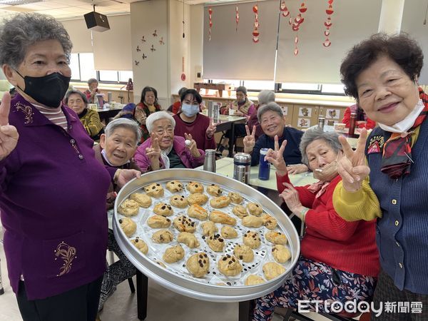 ▲▼   嘉基長青園長者手作千歲饅頭  。（圖／嘉義基督教醫院提供）