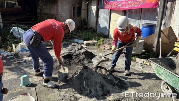 ▲台南市勞工局持續推動「有情有疼心ㄟ厝」弱勢家庭房屋修繕計畫，攜手民間資源及志工團隊進行房屋修繕服務，協助弱勢改善居家環境。（圖／記者林東良翻攝，下同）