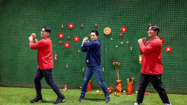 ▲▼台北市長蔣萬安春節留稿，與味全龍球員陳子豪、朱育賢一同比投球。初二後才可以使用。（圖／台北市政府提供）