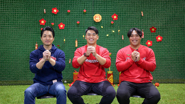 ▲▼台北市長蔣萬安春節留稿，與味全龍球員陳子豪、朱育賢一同比投球。初二後才可以使用。（圖／台北市政府提供）