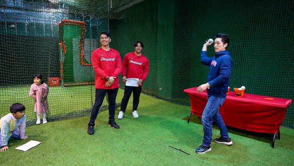 ▲▼台北市長蔣萬安春節留稿，與味全龍球員陳子豪、朱育賢一同比投球。初二後才可以使用。（圖／台北市政府提供）