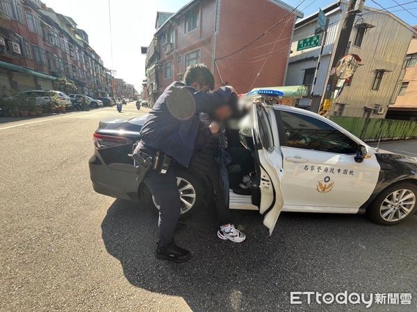 ▲▼巡邏員警發現後扶上警車，並查出黃男住處送返家。（圖／平鎮警分局提供）