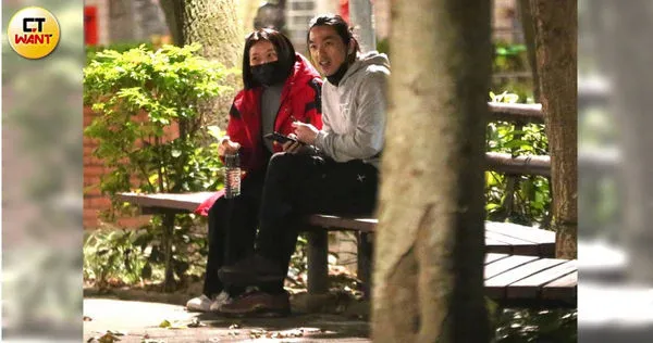 2022年本刊曾在台北市大安區某公園捕捉到李威和據傳已是李太太的身影。（圖／本刊攝影組）