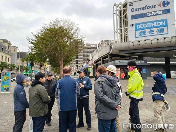 ▲八德警分局與相關單位及大賣場業者等，辦理交通疏運與工程改善會勘。（圖／八德警分局提供）